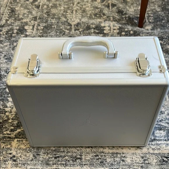Air Jordan Metallic Silver Carrying Case - Picture 2 of 6
